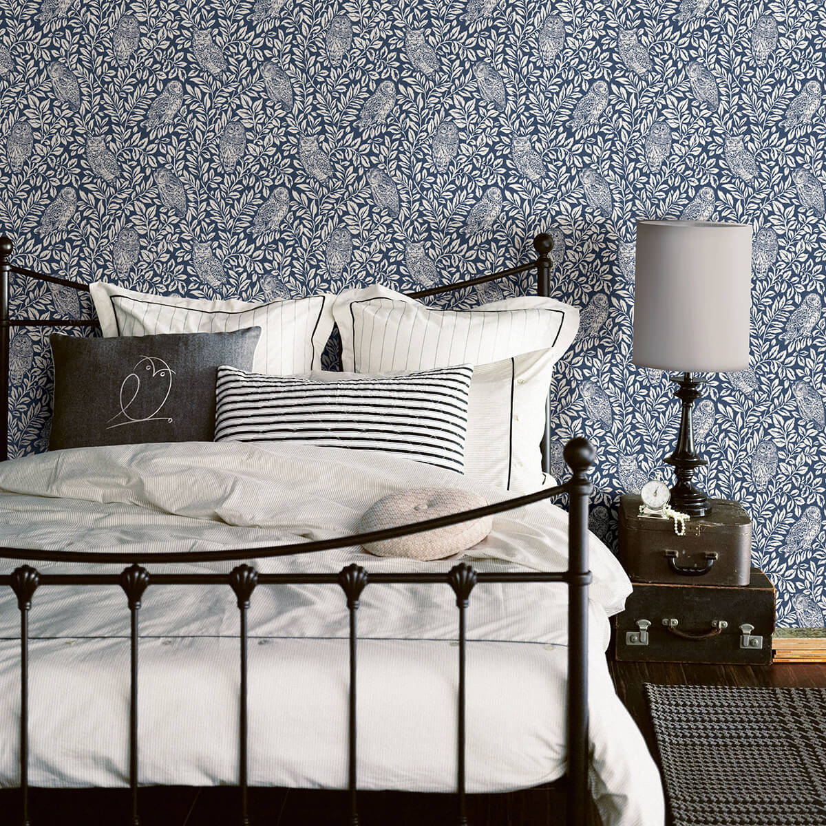 parliament-navy-owl-wallpaper-york-wallcoverings-3123-12412 - York Wallcoverings Papel pintado