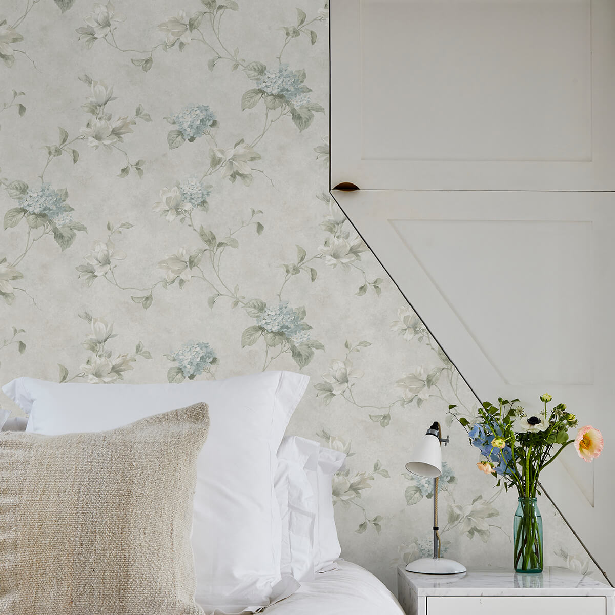 magnolia-light-blue-hydrangea-trail-wallpaper-york-wallcoverings-3123-76306 - York Wallcoverings Papel pintado
