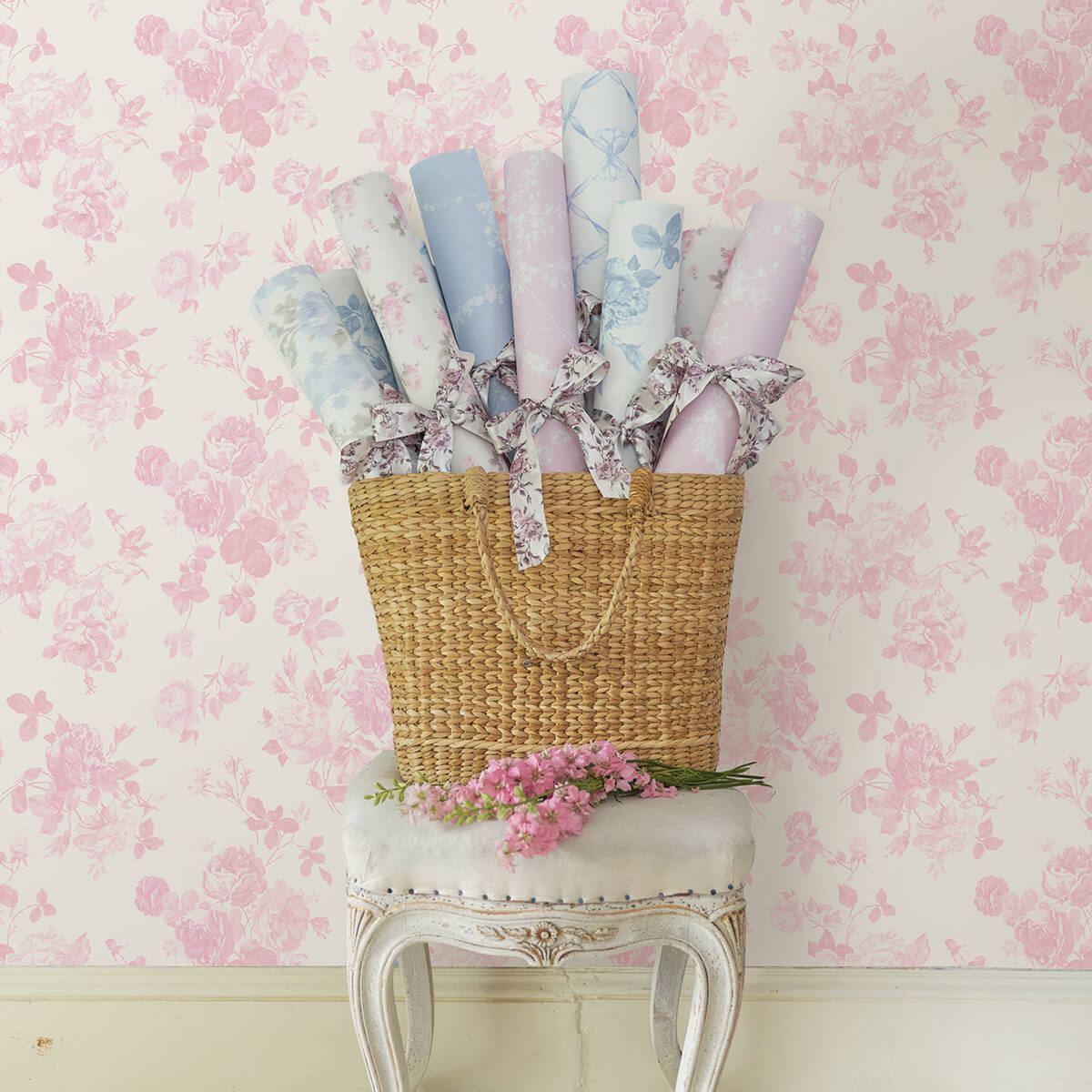 everblooming-rosettes-pink-jam-cabbage-rose-bouquets-wallpaper-york-wallcoverings-ast4101 - York Wallcoverings Papel pintado