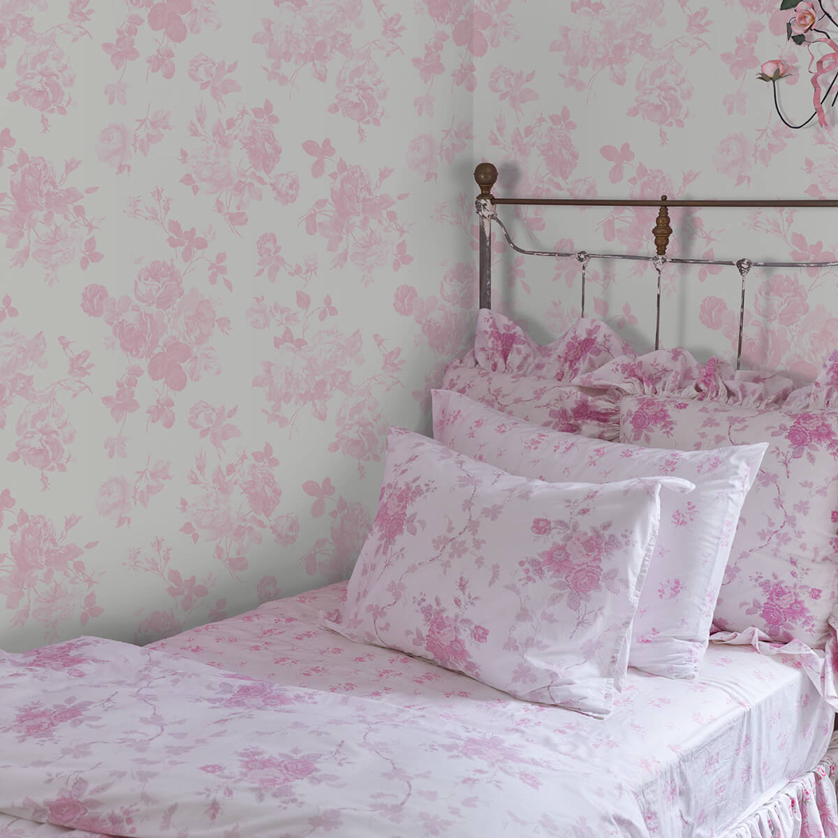everblooming-rosettes-pink-jam-cabbage-rose-bouquets-wallpaper-york-wallcoverings-ast4101 - York Wallcoverings Papel pintado