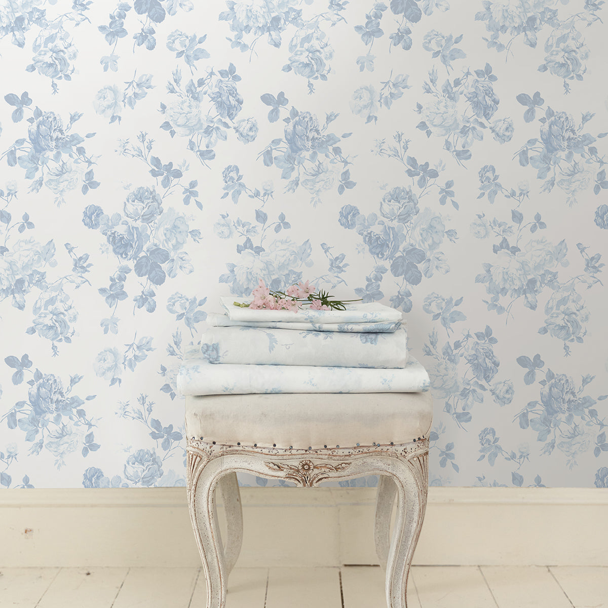 everblooming-rosettes-sky-blue-cabbage-rose-bouquets-wallpaper-york-wallcoverings-ast4102