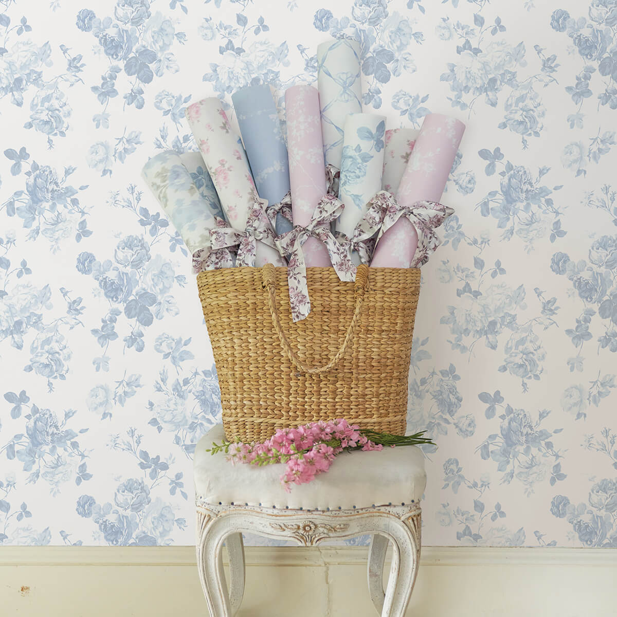 everblooming-rosettes-dreamy-sky-cabbage-rose-bouquets-wallpaper-york-wallcoverings-ast4102 - York Wallcoverings Papel pintado