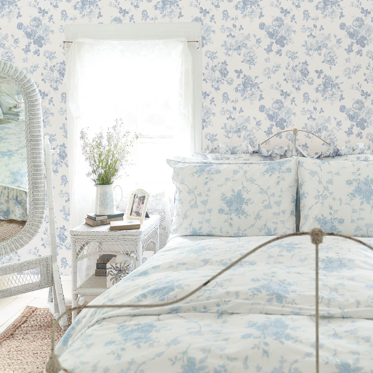 everblooming-rosettes-dreamy-sky-cabbage-rose-bouquets-wallpaper-york-wallcoverings-ast4102 - York Wallcoverings Papel pintado