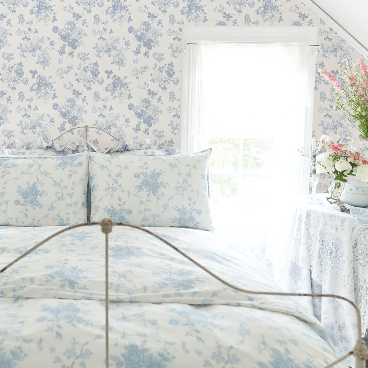 everblooming-rosettes-dreamy-sky-cabbage-rose-bouquets-wallpaper-york-wallcoverings-ast4102 - York Wallcoverings Papel pintado