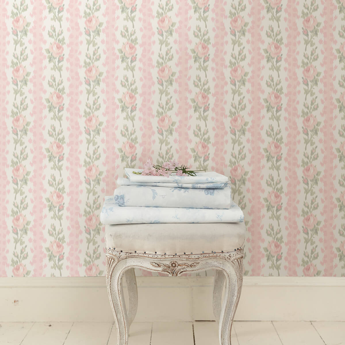 blooming-heirloom-marie-pink-rose-stripe-wallpaper-york-wallcoverings-ast4105 - York Wallcoverings Papel pintado