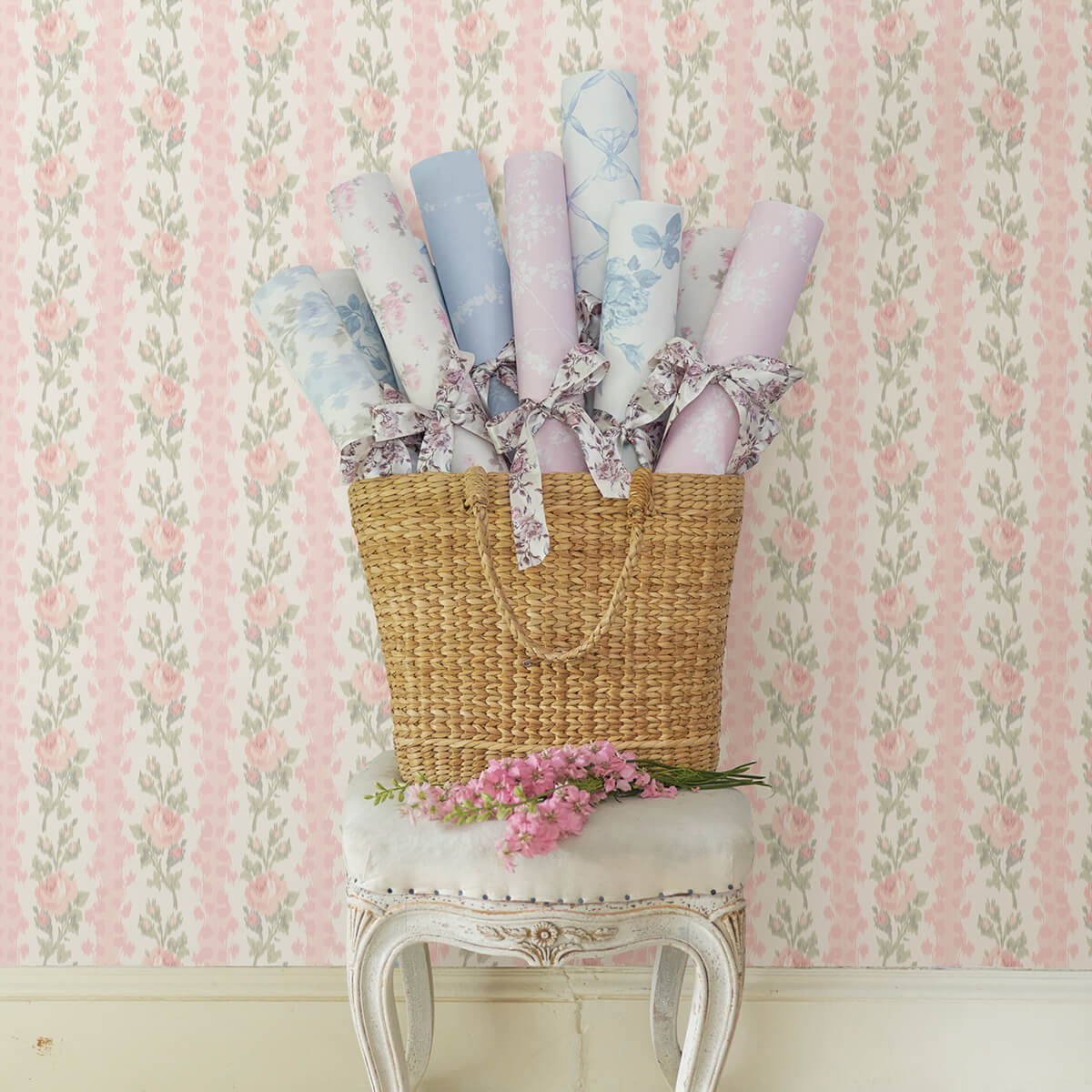 blooming-heirloom-marie-pink-rose-stripe-wallpaper-york-wallcoverings-ast4105 - York Wallcoverings Papel pintado