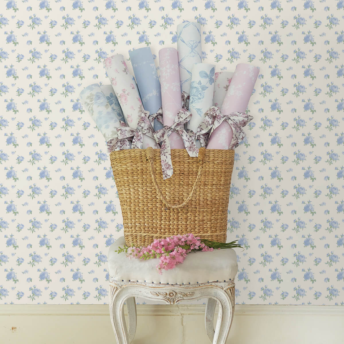 ikat-rose-blue-small-print-wallpaper-york-wallcoverings-ast4107 - York Wallcoverings Papel pintado