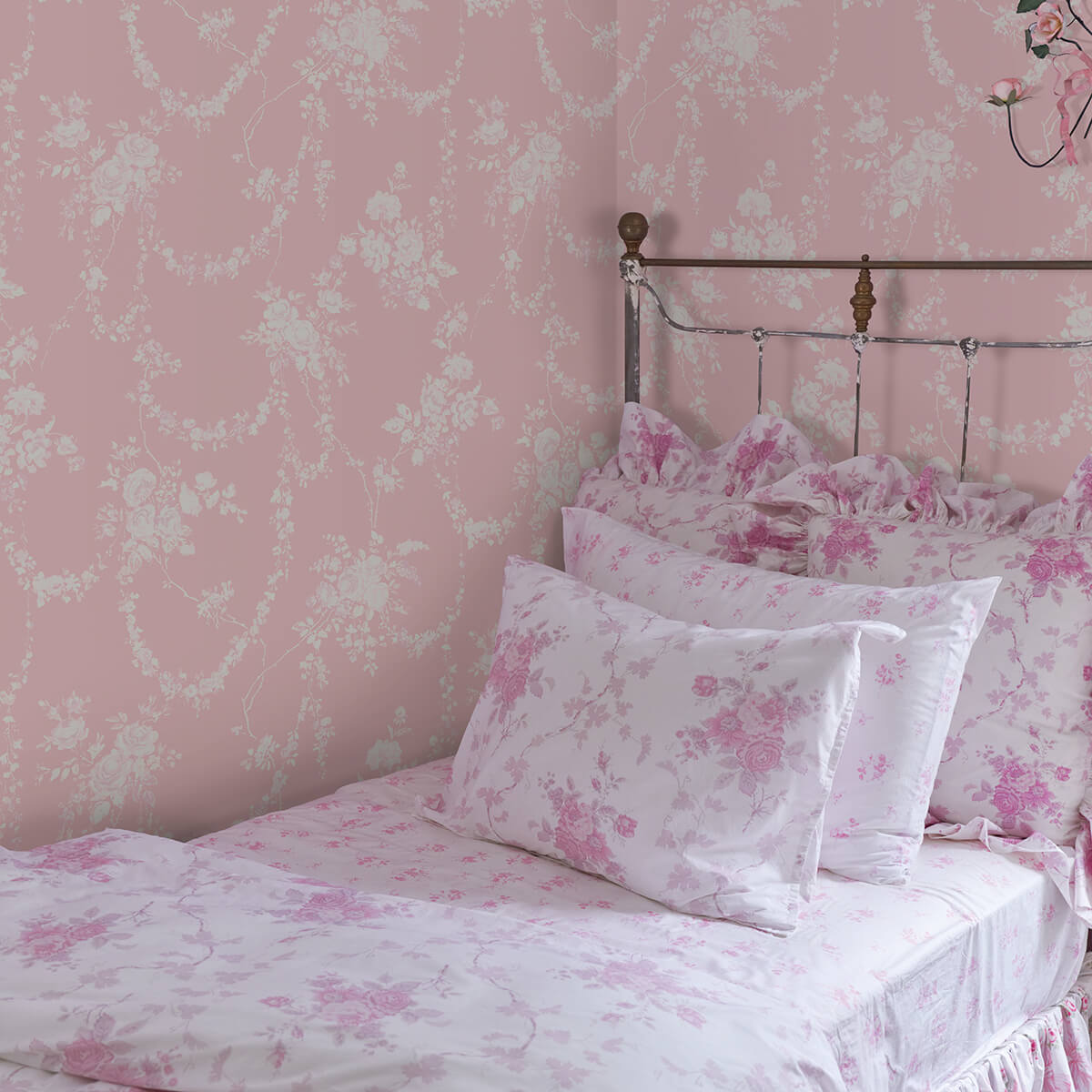 chandelier-gates-easter-pink-floral-drape-wallpaper-york-wallcoverings-ast4110 - York Wallcoverings Papel pintado
