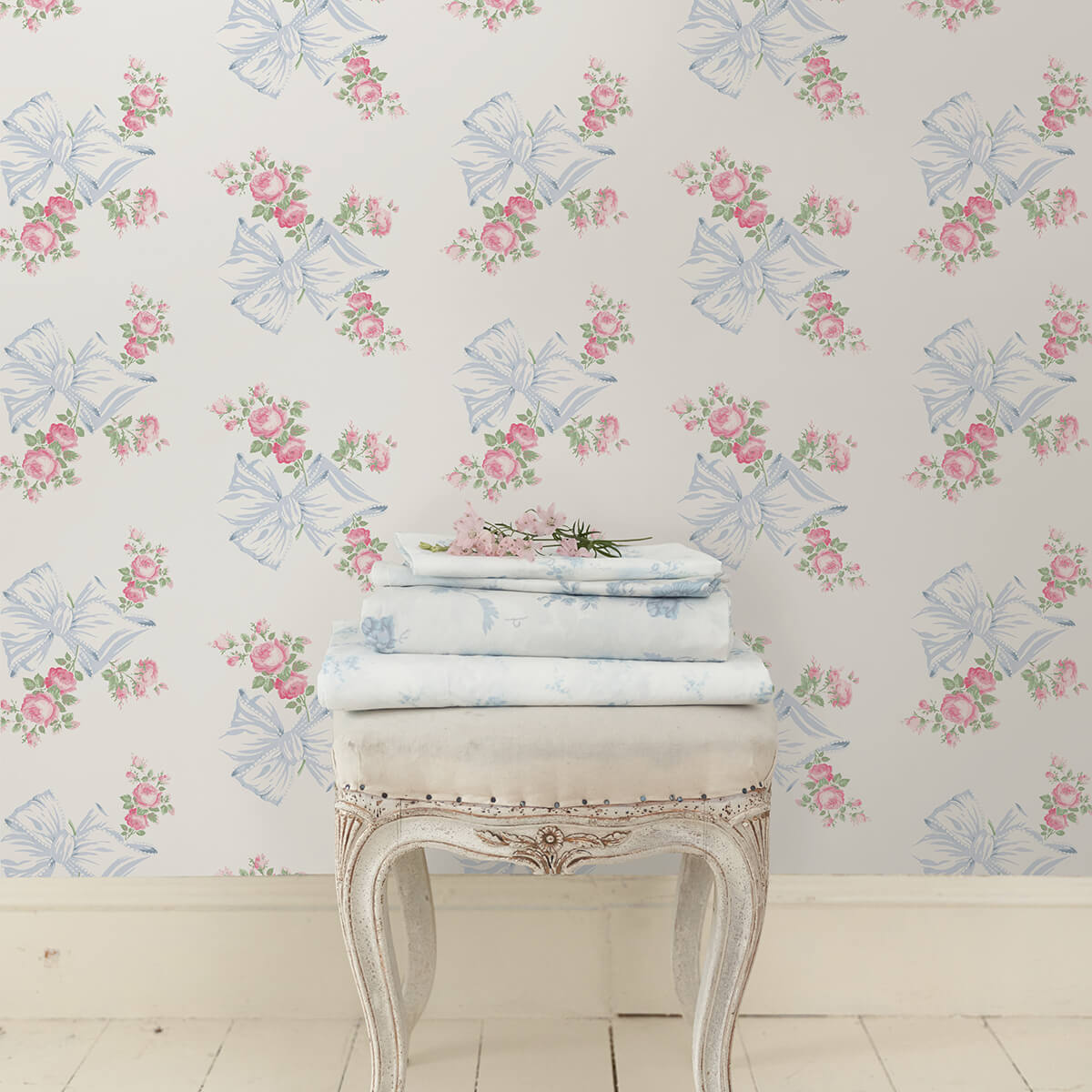rosa-beaux-pastel-blue-large-bow-spot-wallpaper-york-wallcoverings-ast4113 - York Wallcoverings Papel pintado