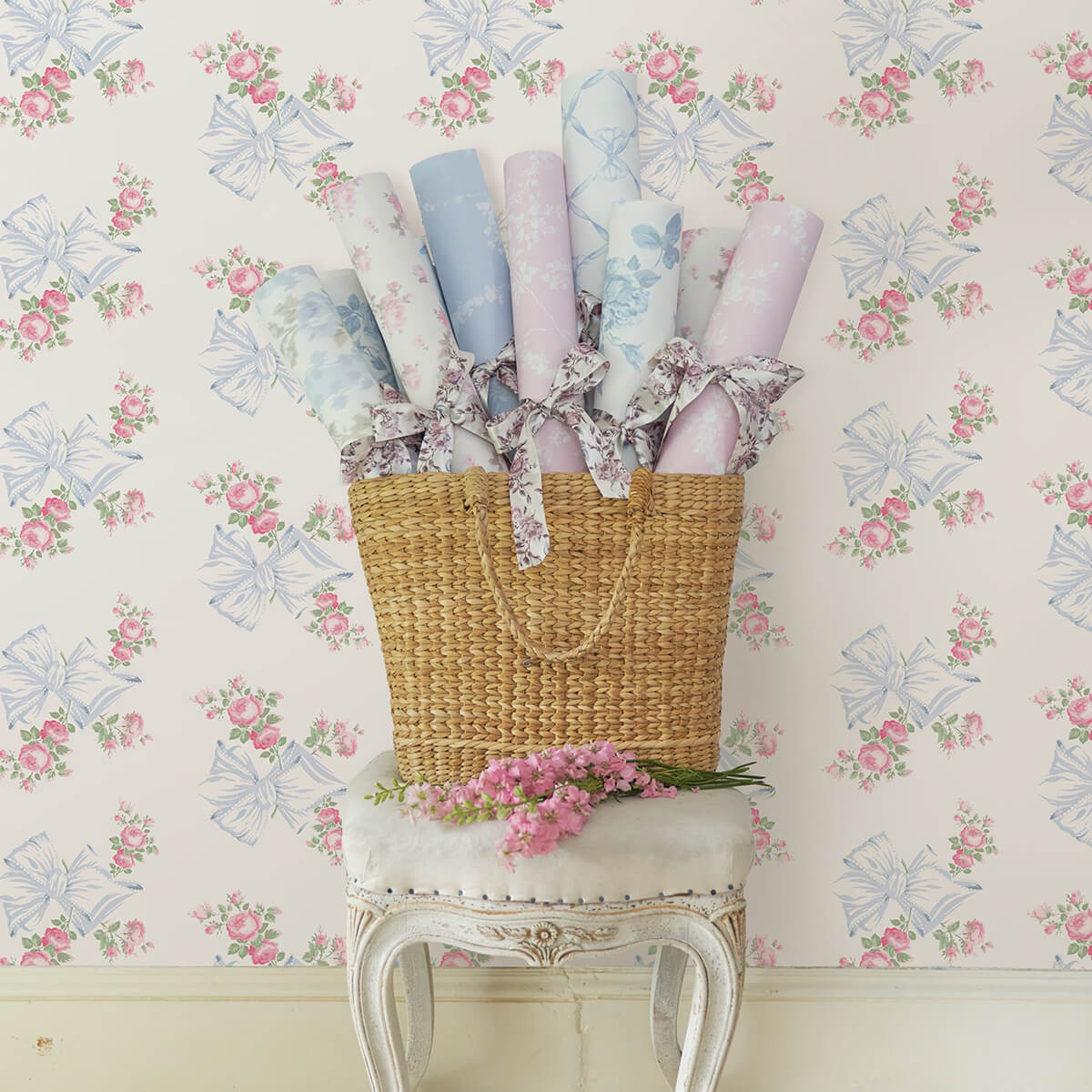 rosa-beaux-pastel-blue-large-bow-spot-wallpaper-york-wallcoverings-ast4113 - York Wallcoverings Papel pintado