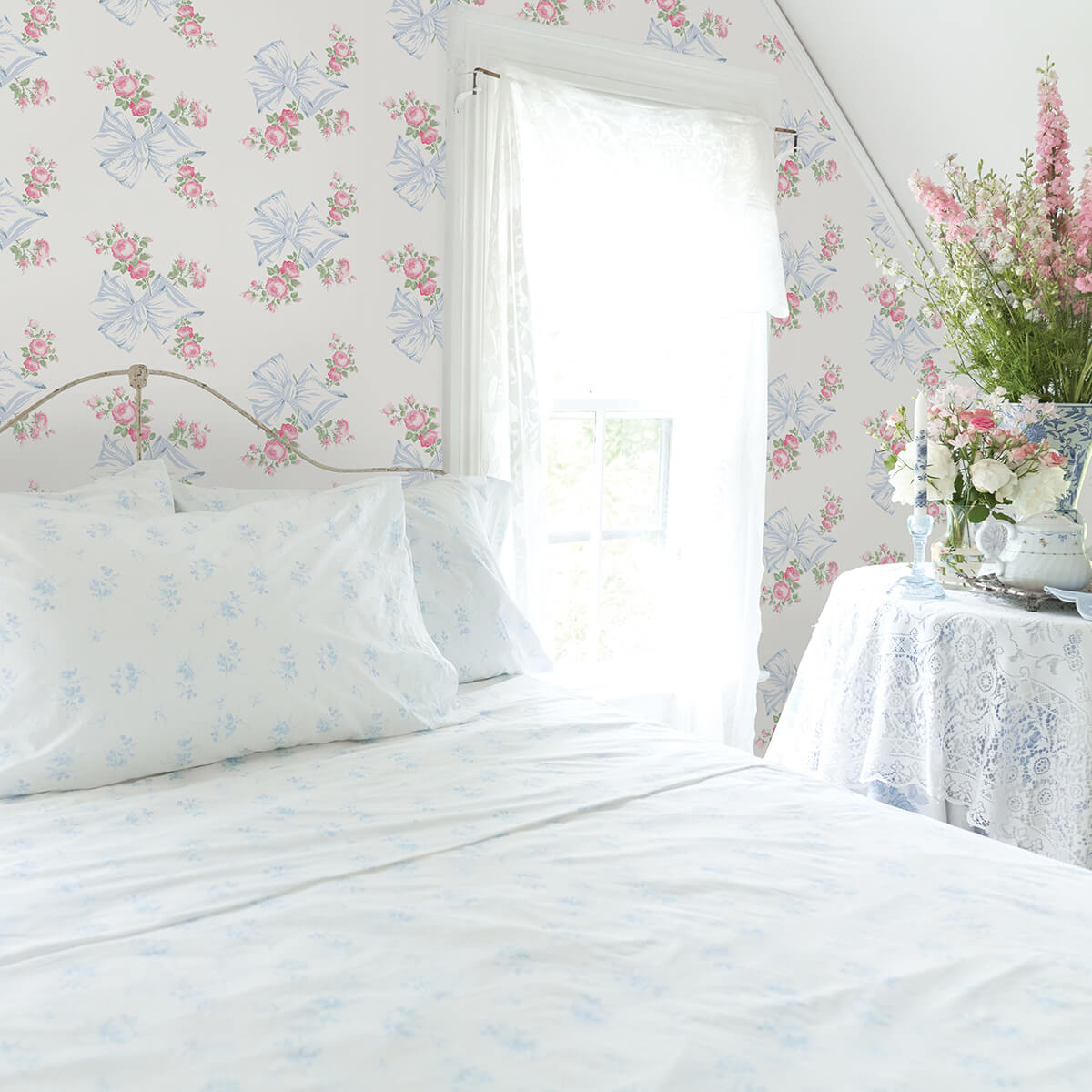 rosa-beaux-pastel-blue-large-bow-spot-wallpaper-york-wallcoverings-ast4113 - York Wallcoverings Papel pintado