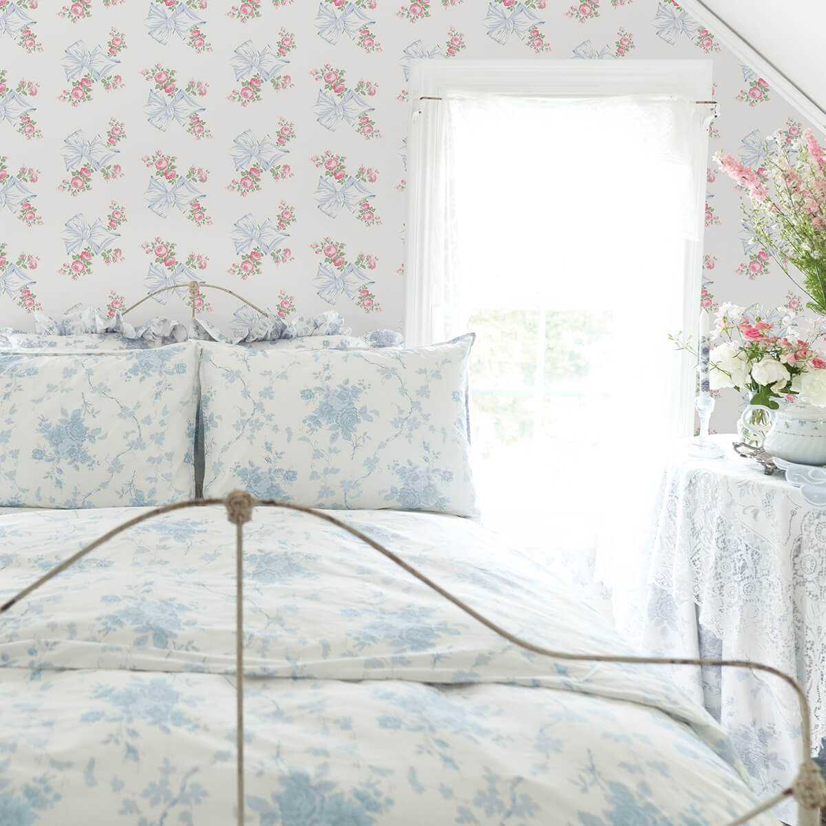 rosa-beaux-pastel-blue-large-bow-spot-wallpaper-york-wallcoverings-ast4113 - York Wallcoverings Papel pintado