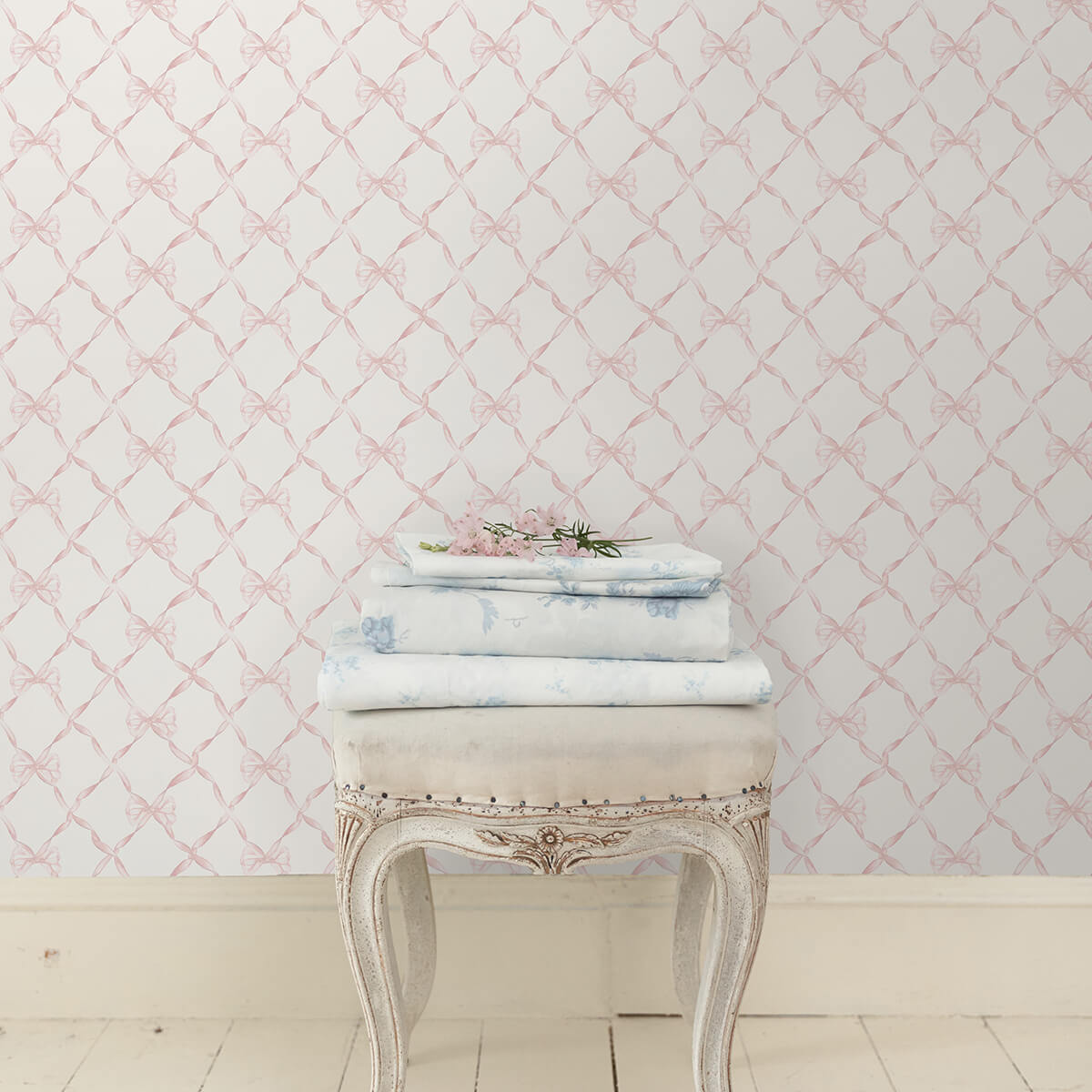 baby-bow-faded-primrose-ribbon-trellis-wallpaper-york-wallcoverings-ast4114 - York Wallcoverings Papel pintado