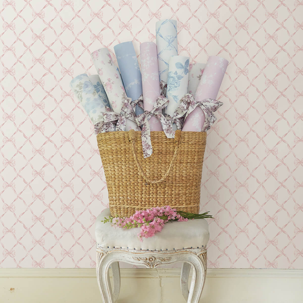 baby-bow-faded-primrose-ribbon-trellis-wallpaper-york-wallcoverings-ast4114 - York Wallcoverings Papel pintado