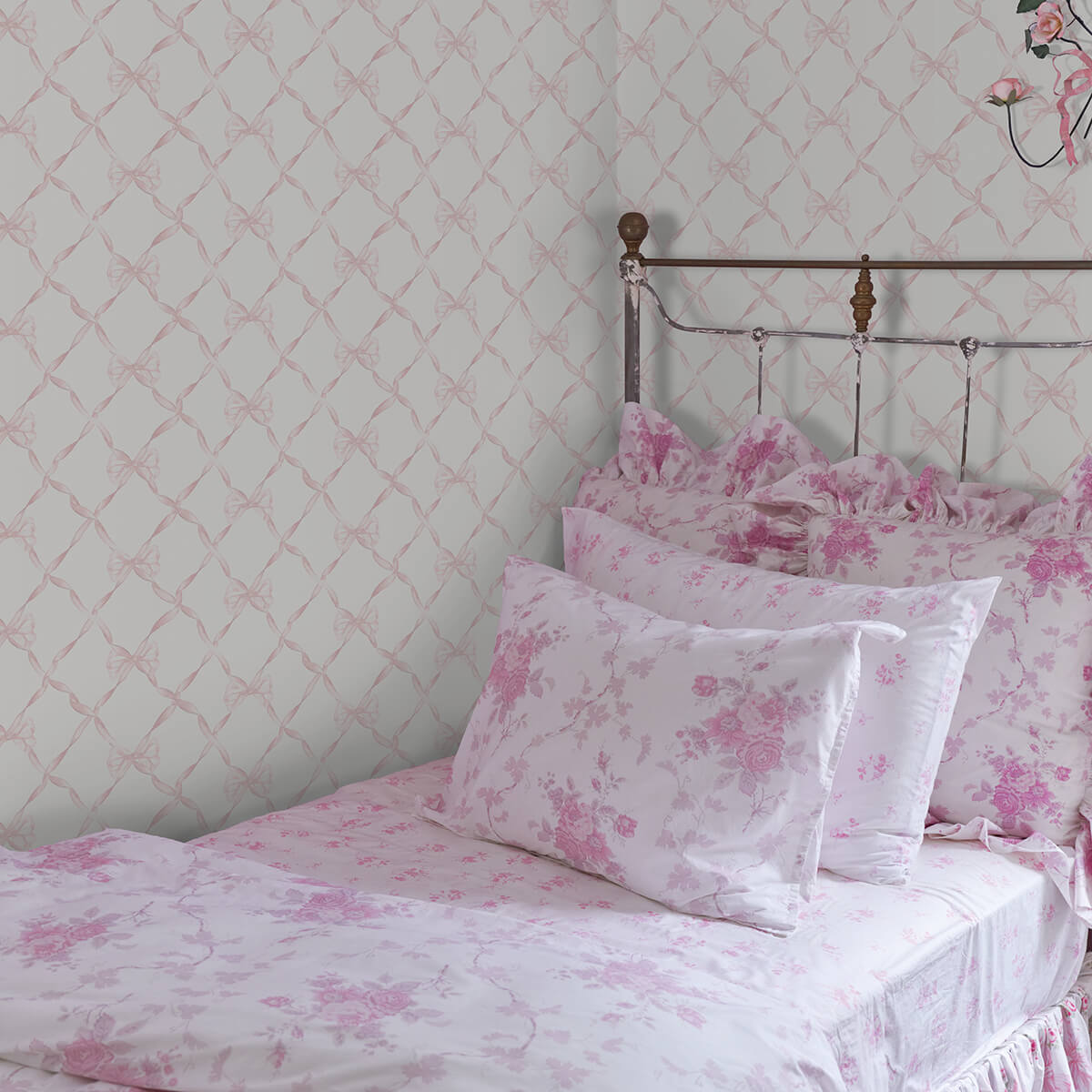 baby-bow-faded-primrose-ribbon-trellis-wallpaper-york-wallcoverings-ast4114 - York Wallcoverings Papel pintado