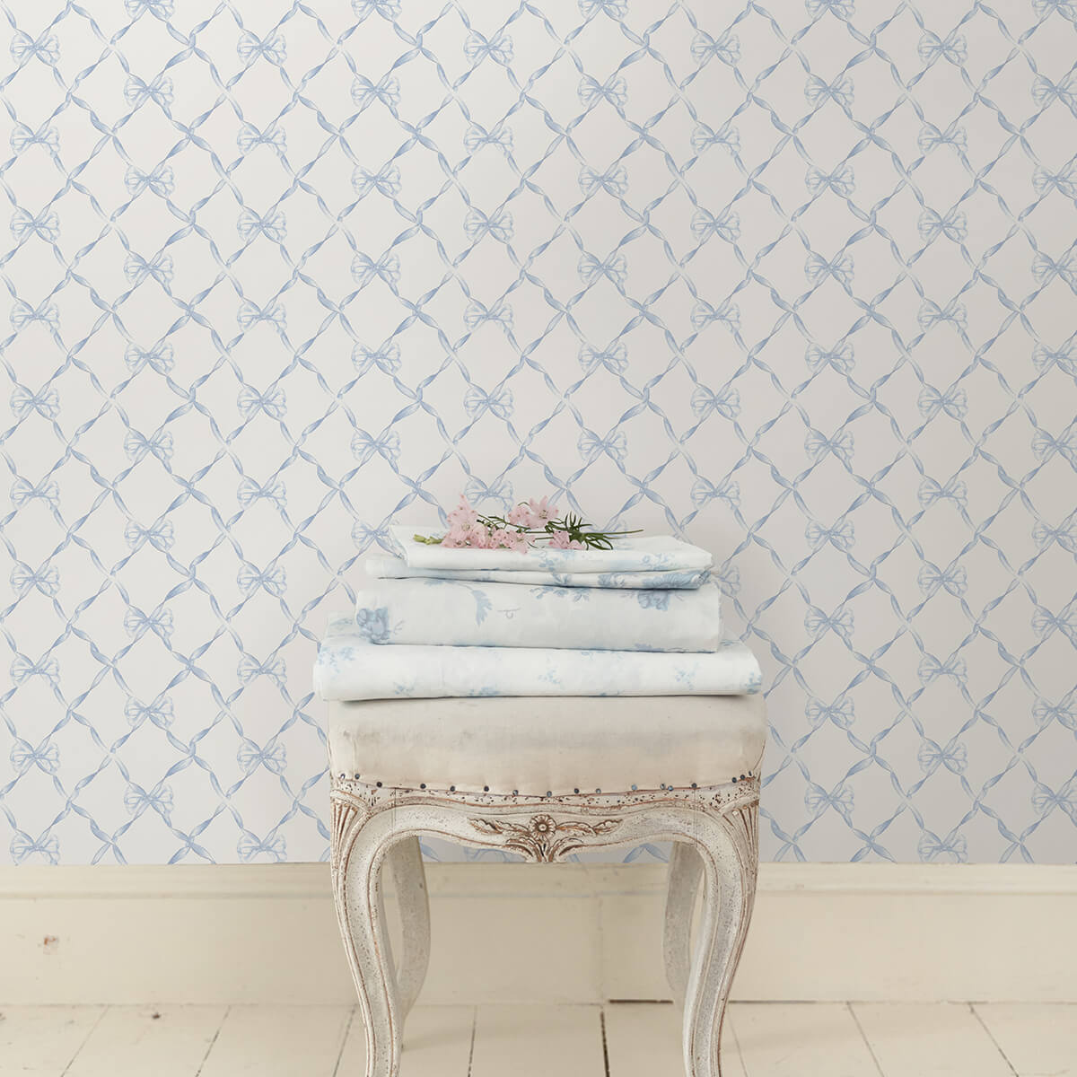 baby-bow-blue-bella-ribbon-ribbon-trellis-wallpaper-york-wallcoverings-ast4168 - York Wallcoverings Papel pintado