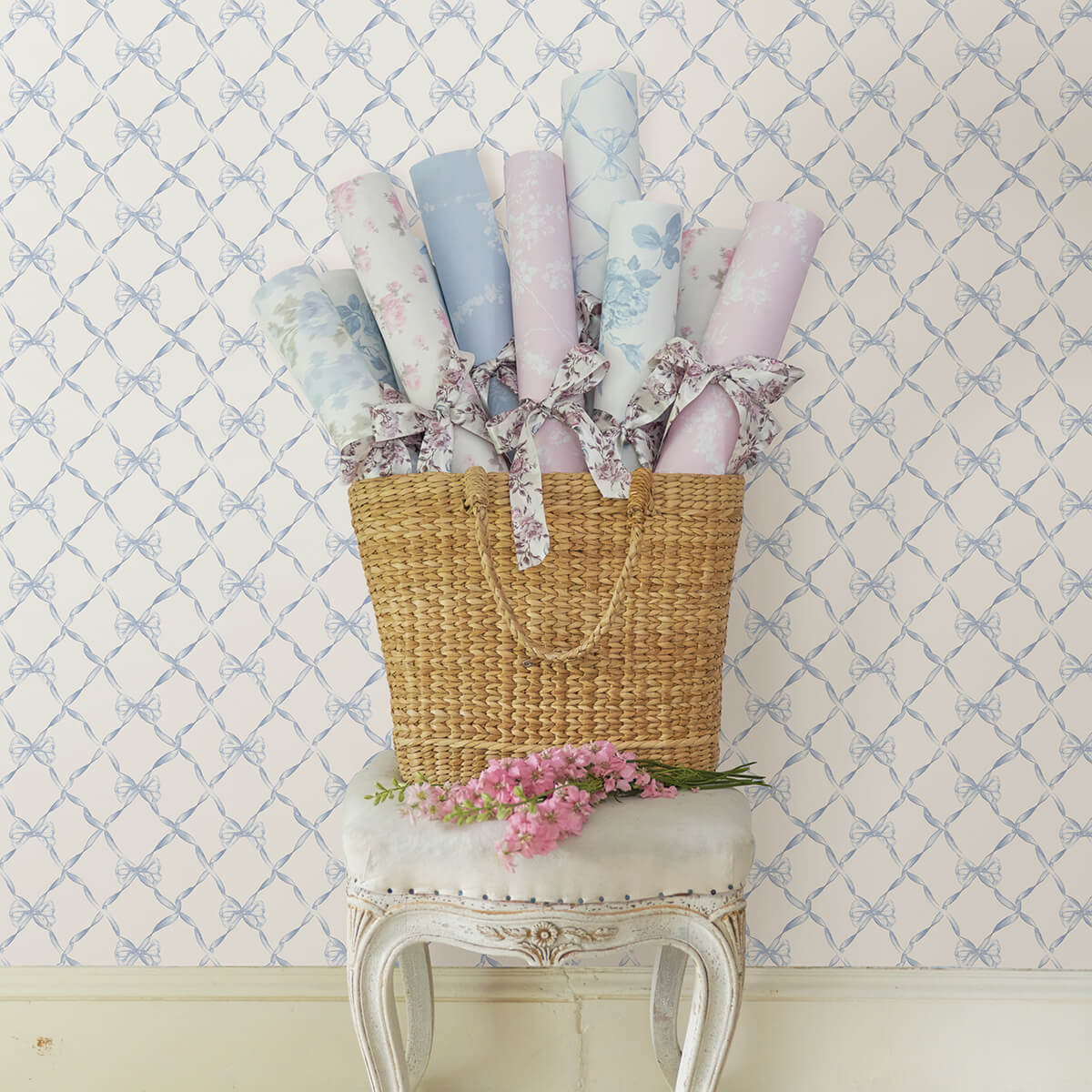 baby-bow-blue-bella-ribbon-ribbon-trellis-wallpaper-york-wallcoverings-ast4168 - York Wallcoverings Papel pintado