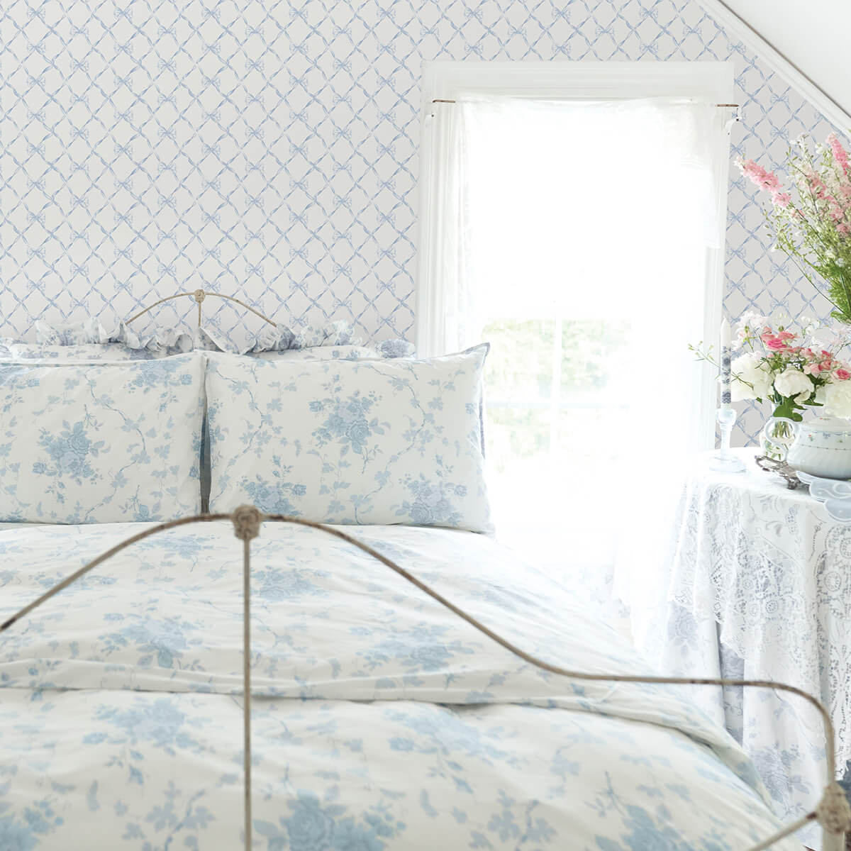 baby-bow-blue-bella-ribbon-ribbon-trellis-wallpaper-york-wallcoverings-ast4168
