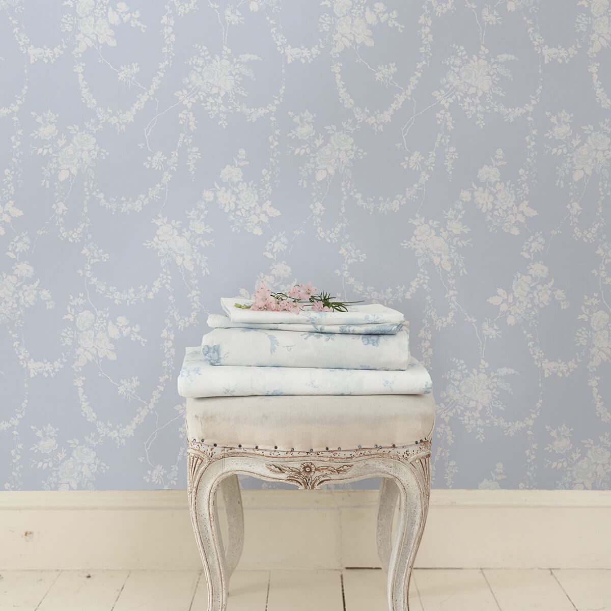 chandelier-gates-blue-gemstone-floral-drape-wallpaper-york-wallcoverings-ast4170 - York Wallcoverings Papel pintado