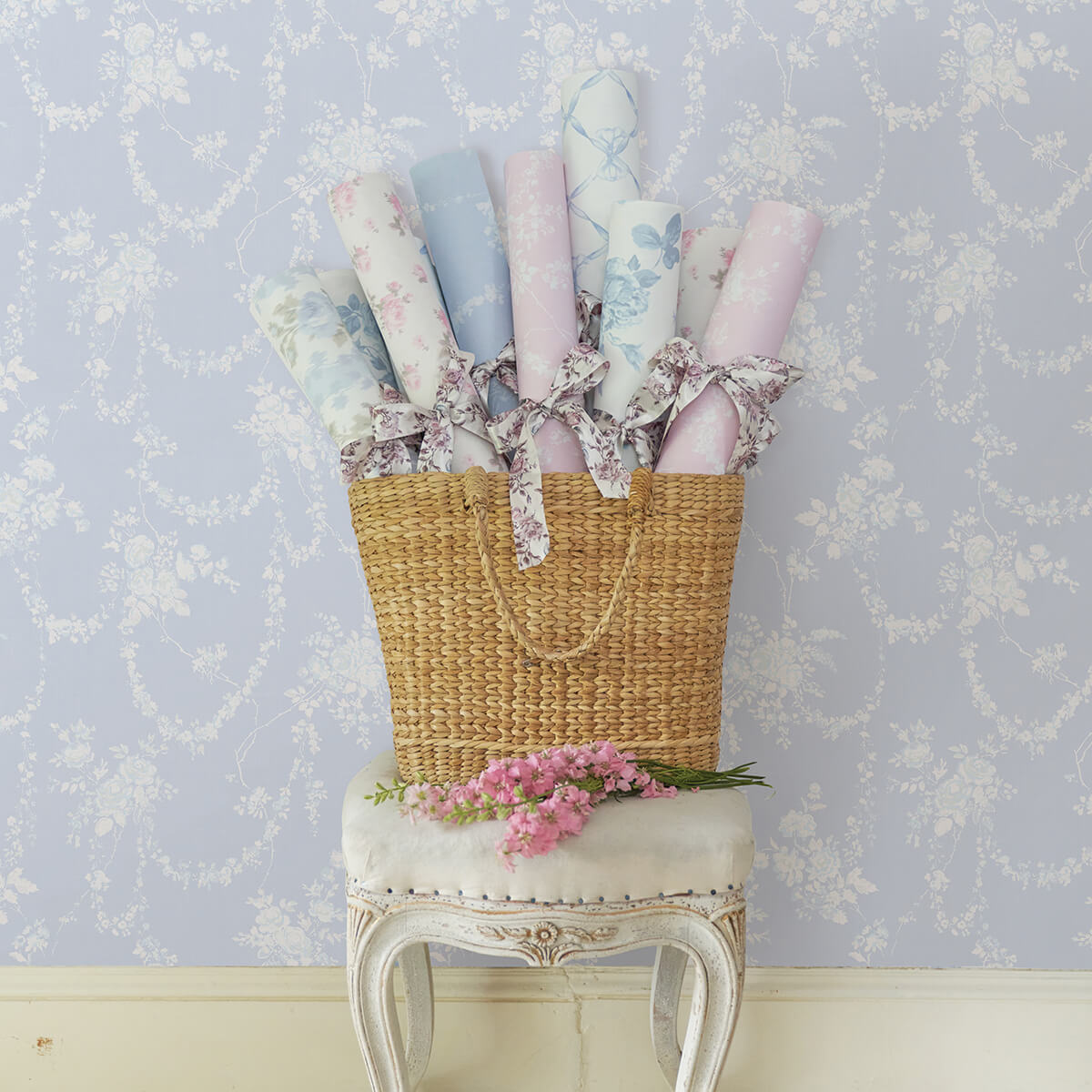 chandelier-gates-blue-gemstone-floral-drape-wallpaper-york-wallcoverings-ast4170 - York Wallcoverings Papel pintado
