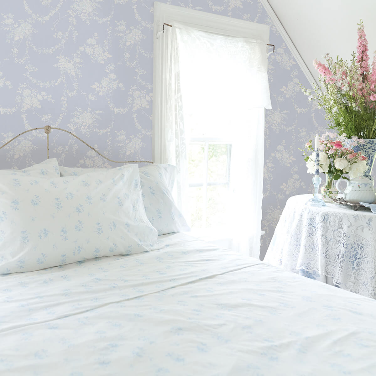 chandelier-gates-blue-gemstone-floral-drape-wallpaper-york-wallcoverings-ast4170 - York Wallcoverings Papel pintado