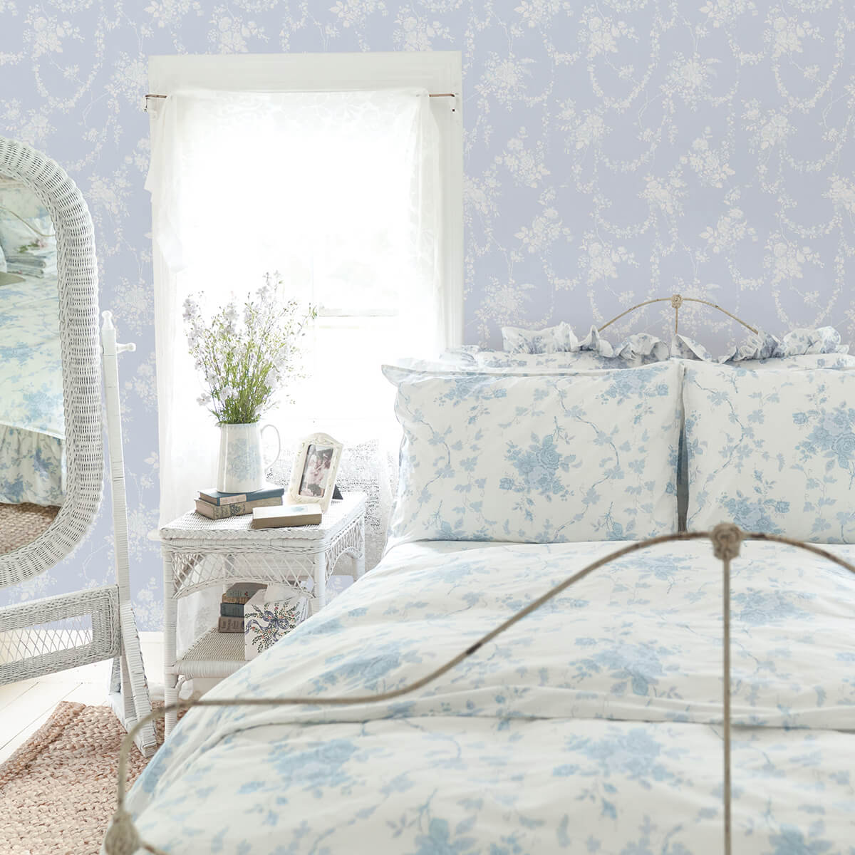 chandelier-gates-blue-gemstone-floral-drape-wallpaper-york-wallcoverings-ast4170 - York Wallcoverings Papel pintado