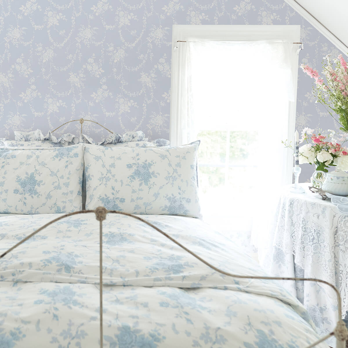 chandelier-gates-blue-gemstone-floral-drape-wallpaper-york-wallcoverings-ast4170 - York Wallcoverings Papel pintado