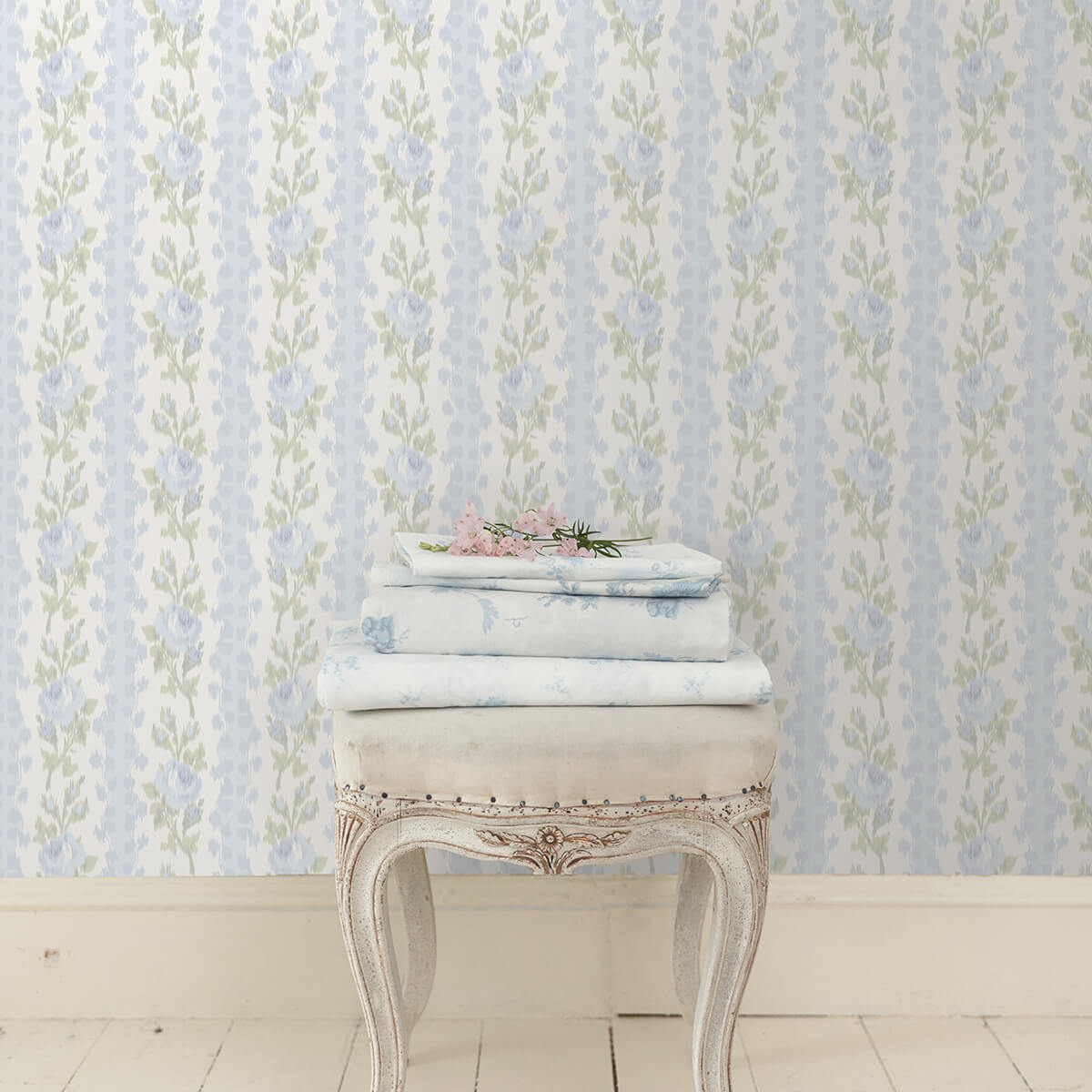 blooming-heirloom-blue-romance-rose-stripe-wallpaper-york-wallcoverings-ast4171 - York Wallcoverings Papel pintado