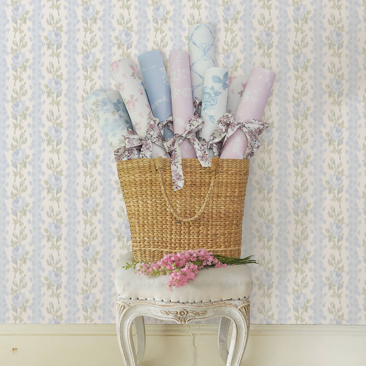 blooming-heirloom-blue-romance-rose-stripe-wallpaper-york-wallcoverings-ast4171 - York Wallcoverings Papel pintado