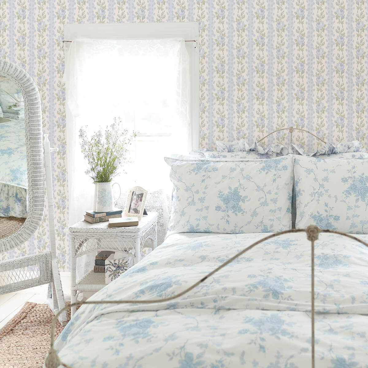 blooming-heirloom-blue-romance-rose-stripe-wallpaper-york-wallcoverings-ast4171 - York Wallcoverings Papel pintado