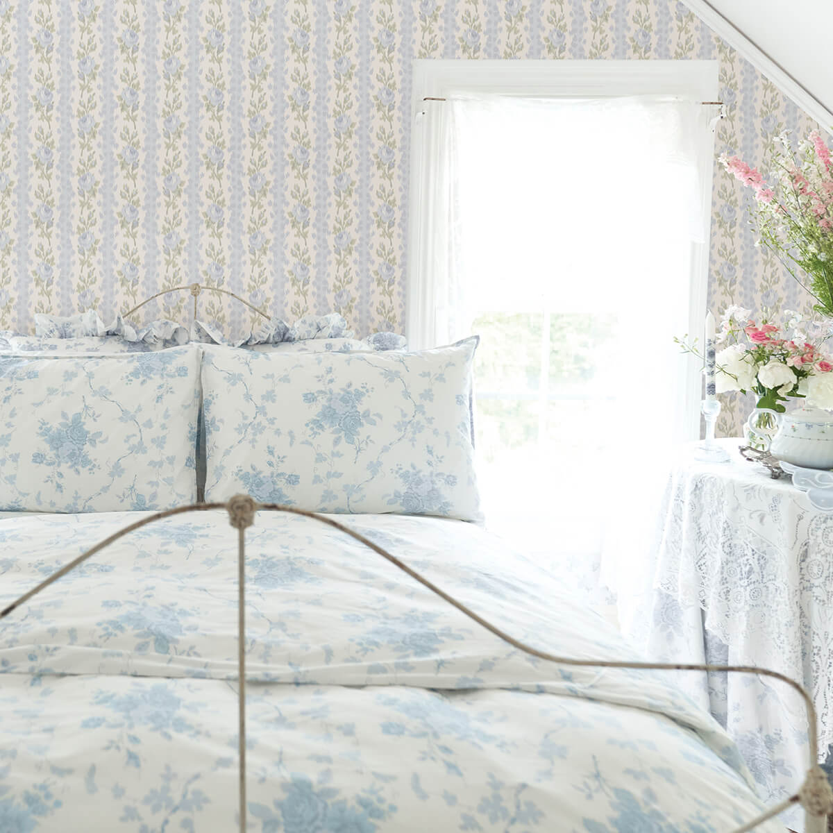 blooming-heirloom-blue-romance-rose-stripe-wallpaper-york-wallcoverings-ast4171 - York Wallcoverings Papel pintado