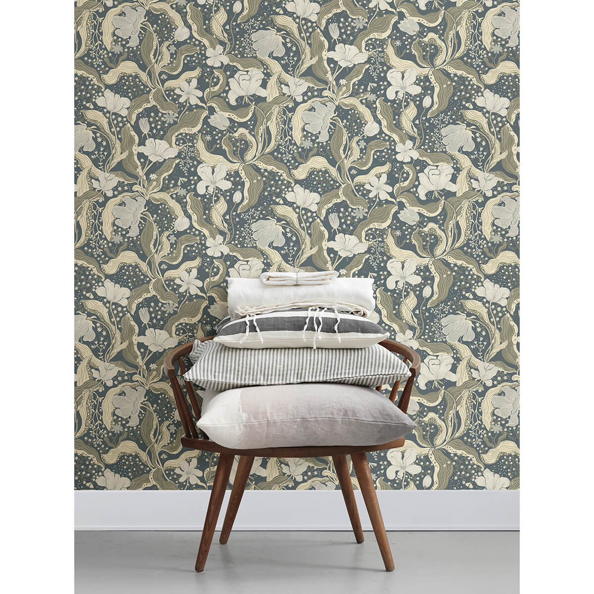 bodri-blue-tulip-garden-wallpaper-york-wallcoverings-2932-65117 - York Wallcoverings Papel pintado