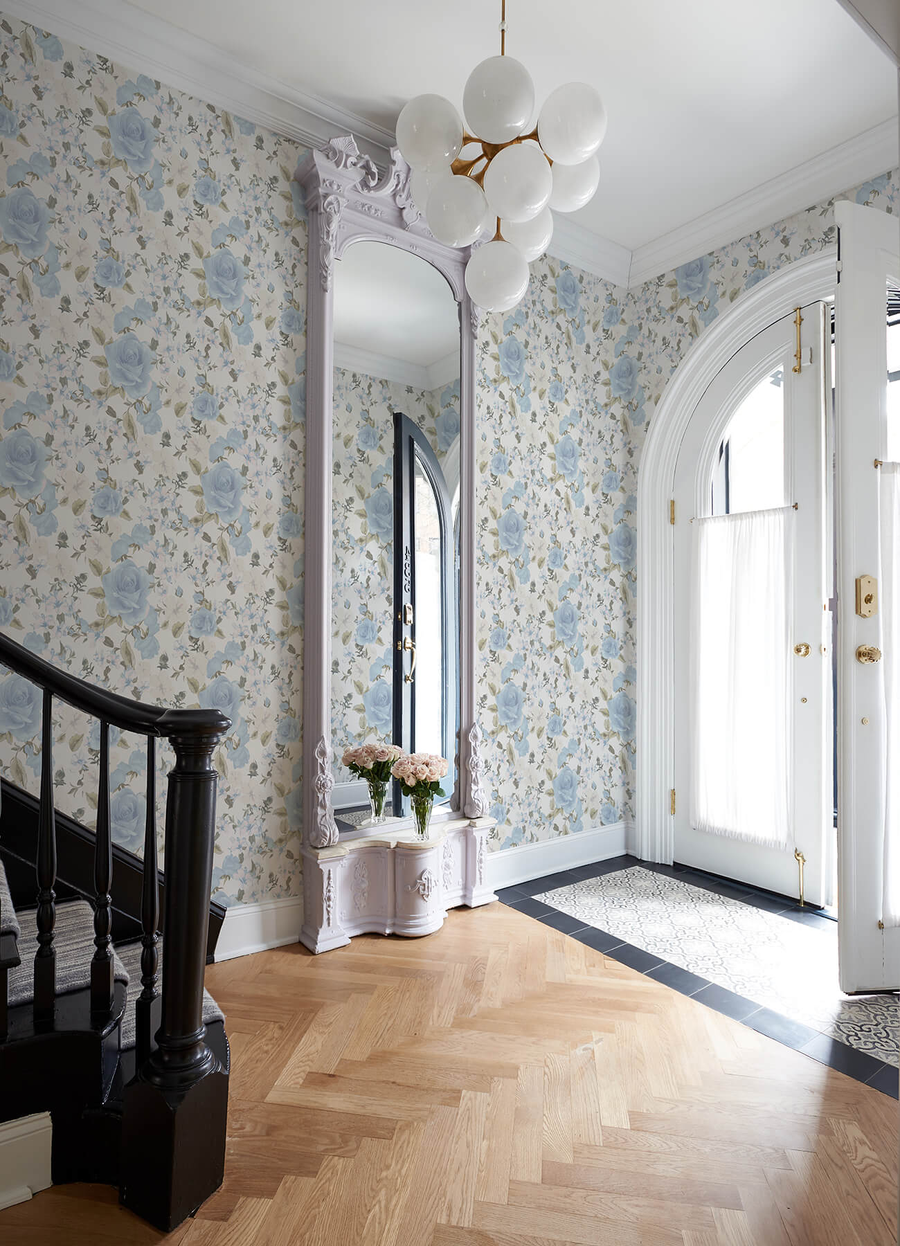 sunset-harbor-rose-bella-lina-blue-roses-white-flowers-wallpaper-york-wallcoverings-ast4656 - York Wallcoverings Papel pintado