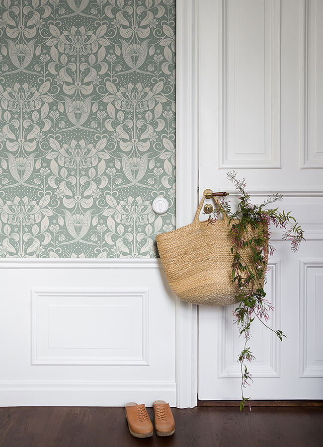 berit-blue-floral-crest-wallpaper-york-wallcoverings-4080-83129 - York Wallcoverings Papel pintado