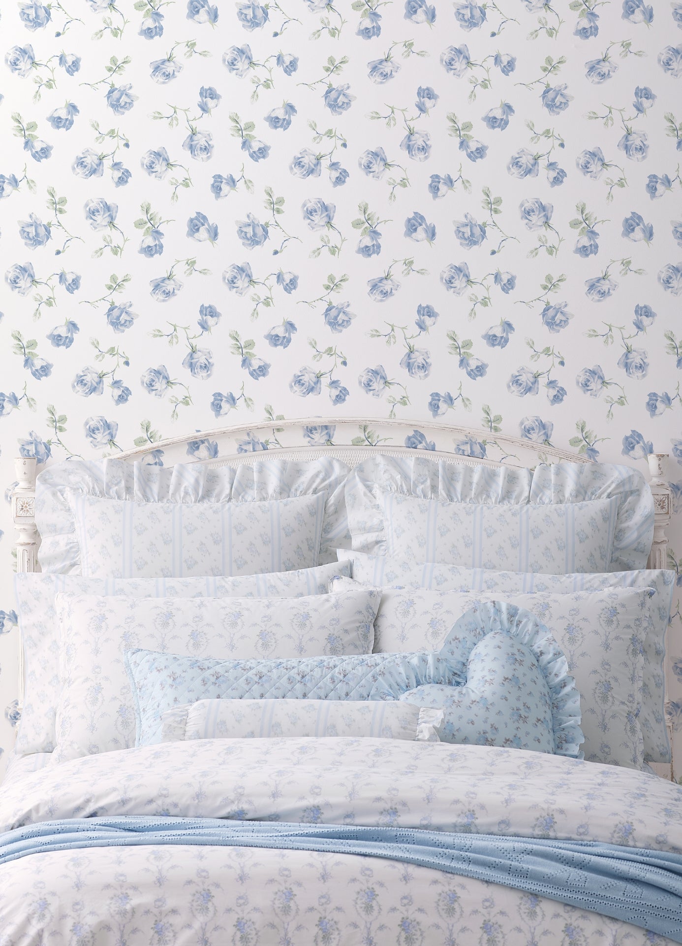 ribbon-rosa-french-blue-loose-roses-wallpaper-york-wallcoverings-ast6085