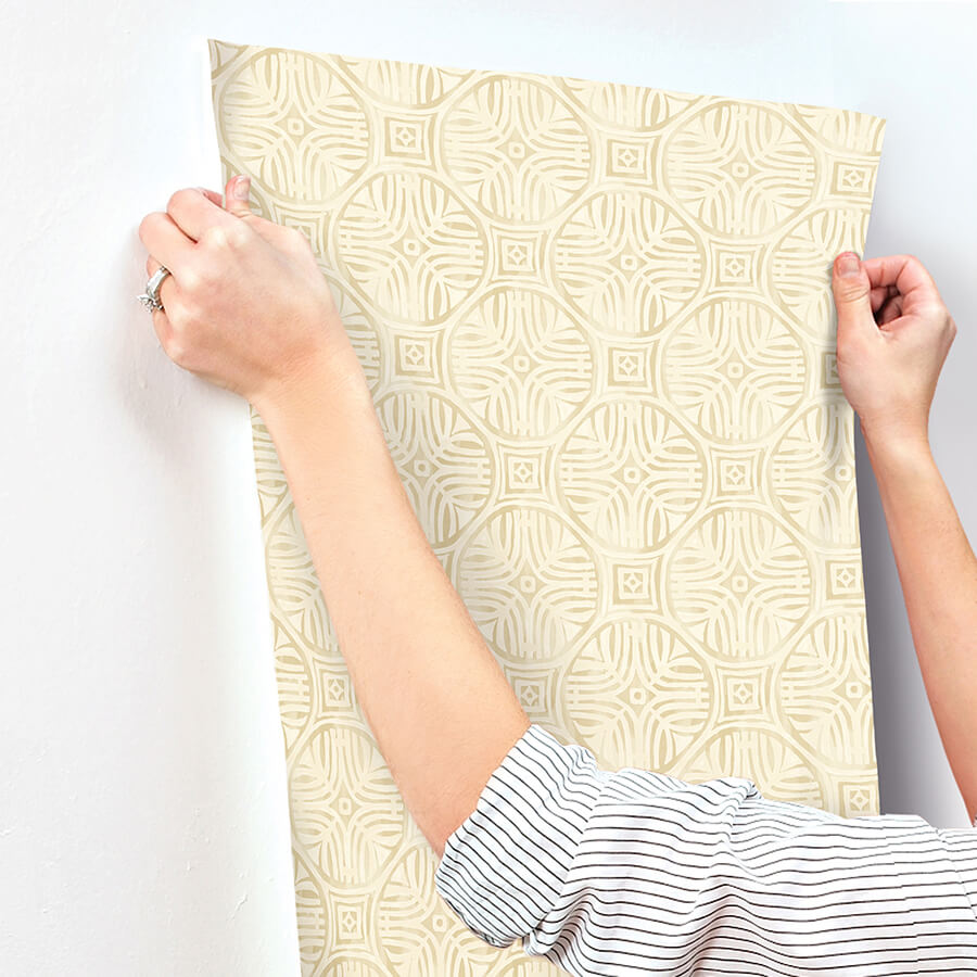 sandee-butter-medallion-wallpaper-york-wallcoverings-3125-72312 - York Wallcoverings Wallpaper