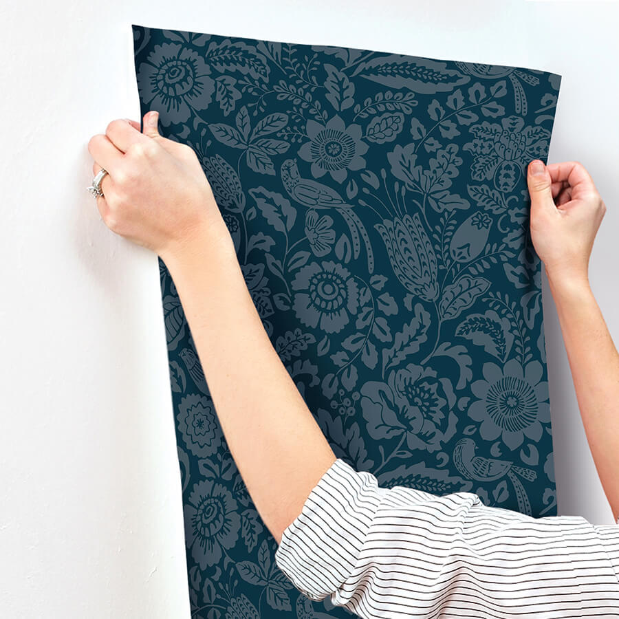 marta-navy-floral-trail-wallpaper-york-wallcoverings-4147-27360 - York Wallcoverings Papel pintado