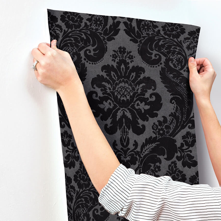 shadow-black-flocked-damask-wallpaper-york-wallcoverings-4147-87391 - York Wallcoverings Papel pintado