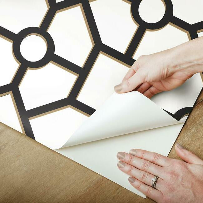 hedgerow-trellis-premium-peel-stick-wallpaper-black-gold-york-wallcoverings-psw1028rl