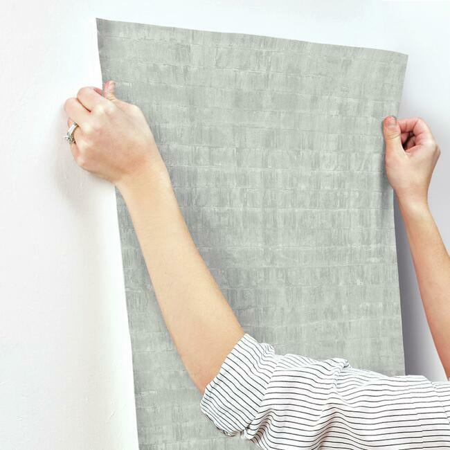 liquid-metal-wallpaper-silver-york-wallcoverings-kt2133