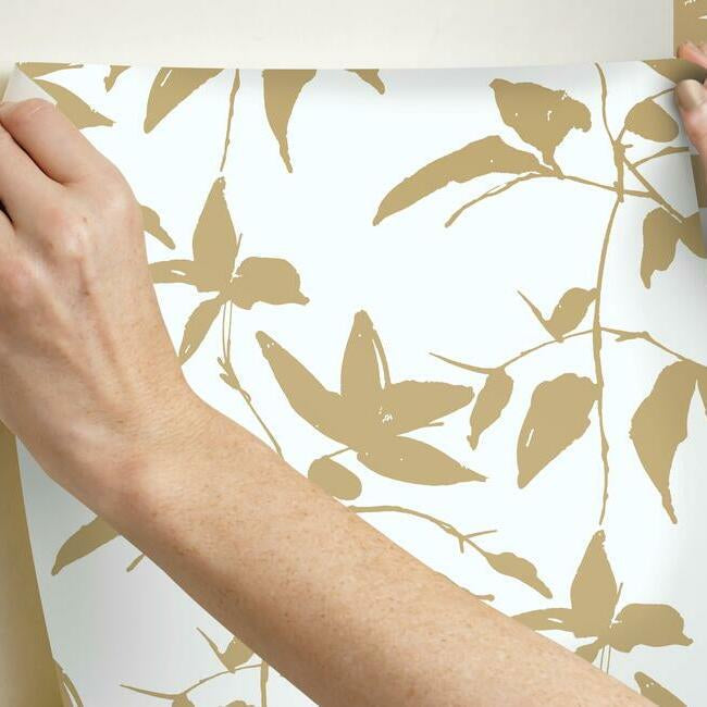 persimmon-leaf-wallpaper-gold-white-york-wallcoverings-af6511