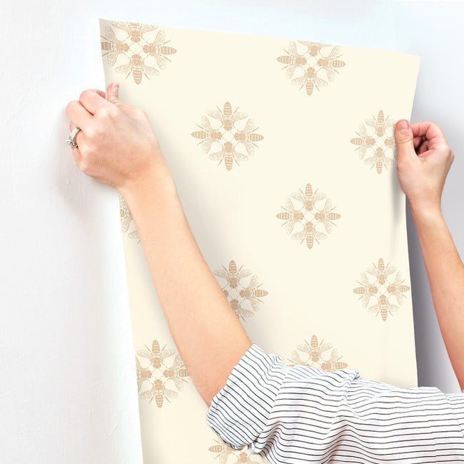 honey-bee-wallpaper-gold-cream-york-wallcoverings-on1641