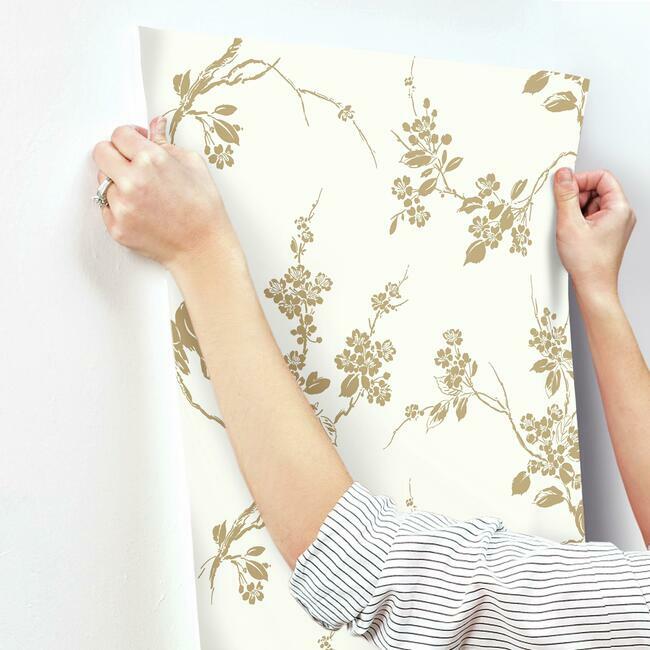imperial-blossoms-branch-wallpaper-gold-metallic-york-wallcoverings-ss2590