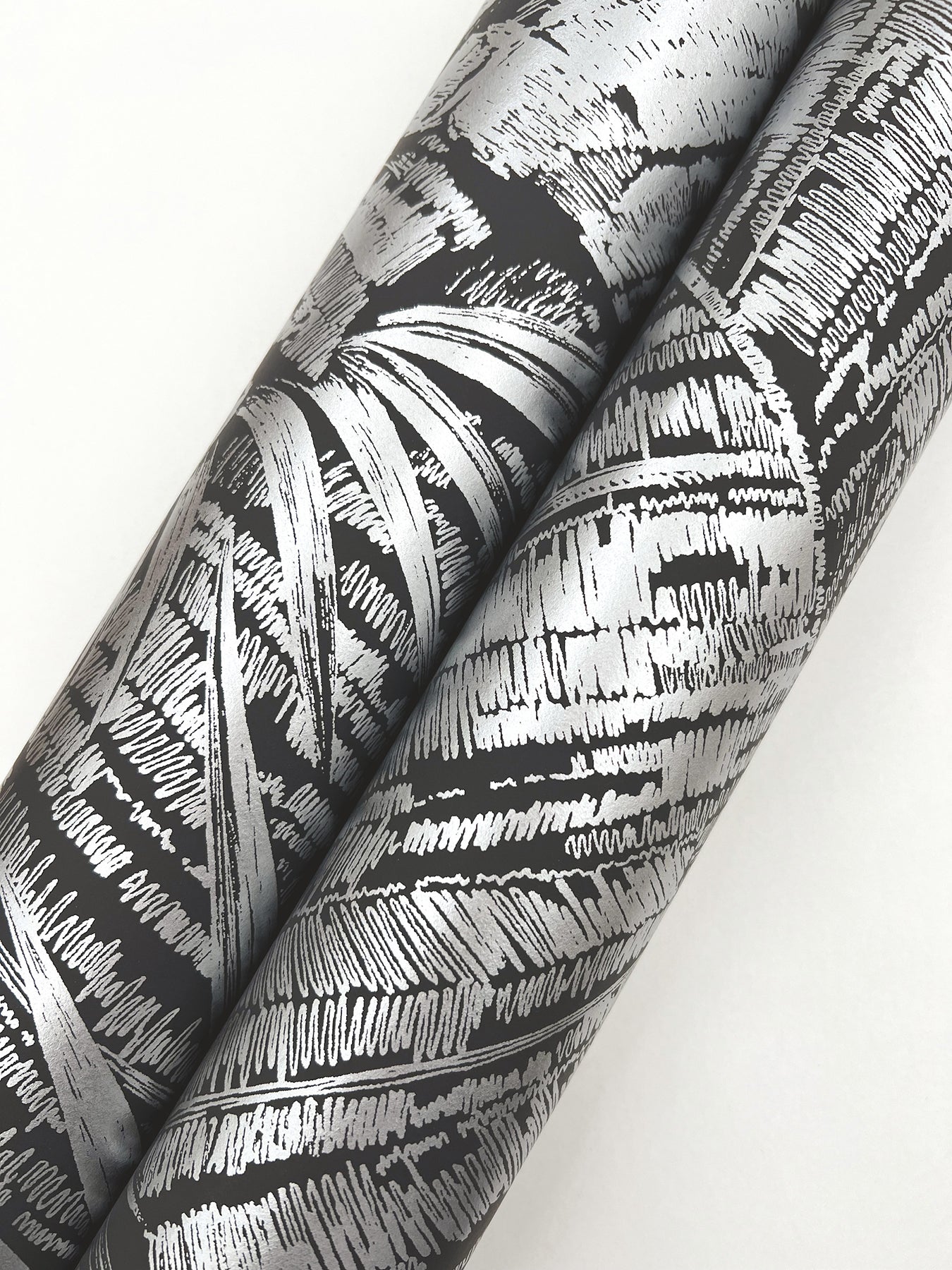 palm-cove-toile-wallpaper-silver-black-york-wallcoverings-rt7923