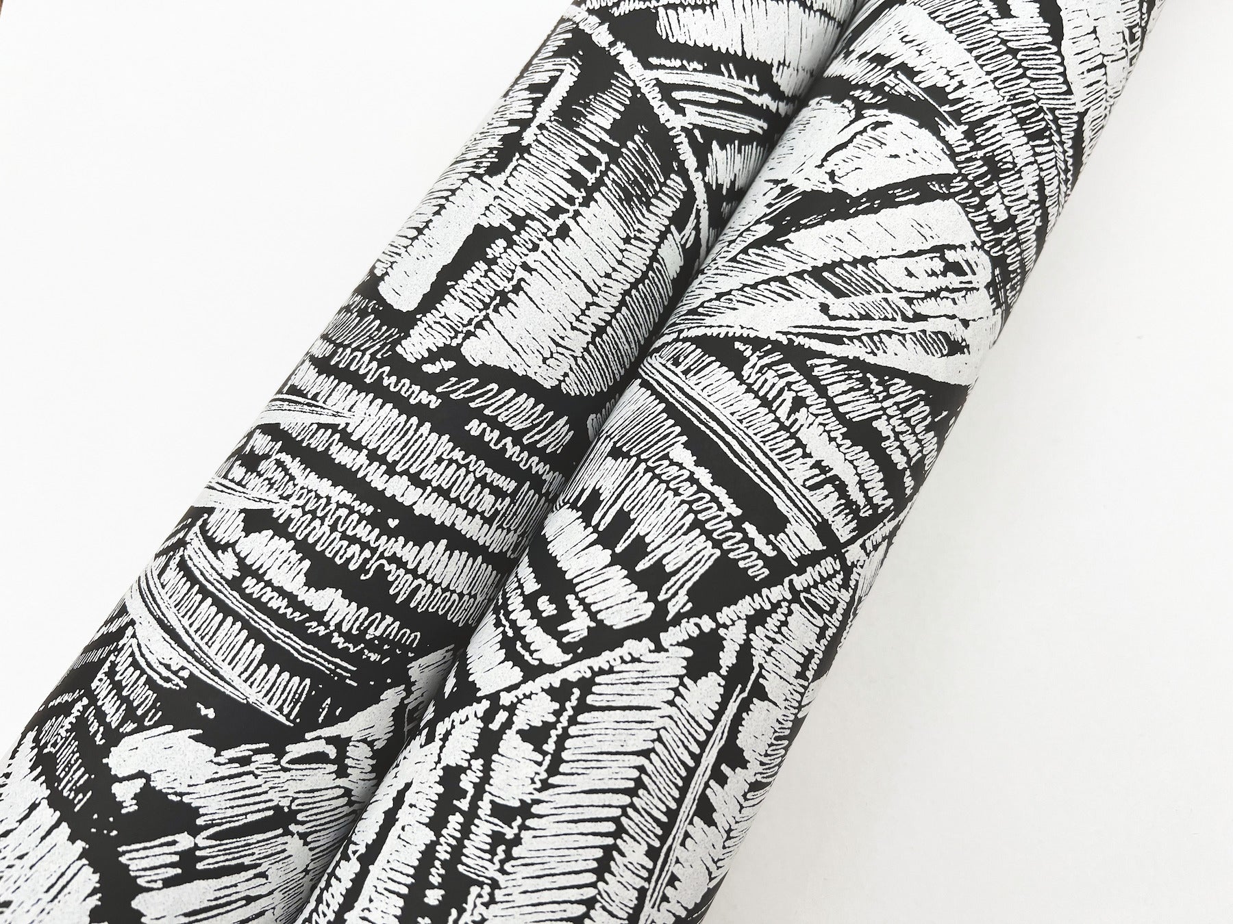 palm-cove-toile-wallpaper-white-black-york-wallcoverings-rt7921