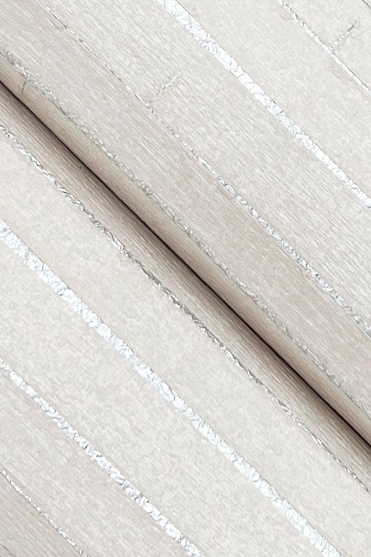 handcrafted-shimmering-wallpaper-white-silver-york-wallcoverings-gv0251