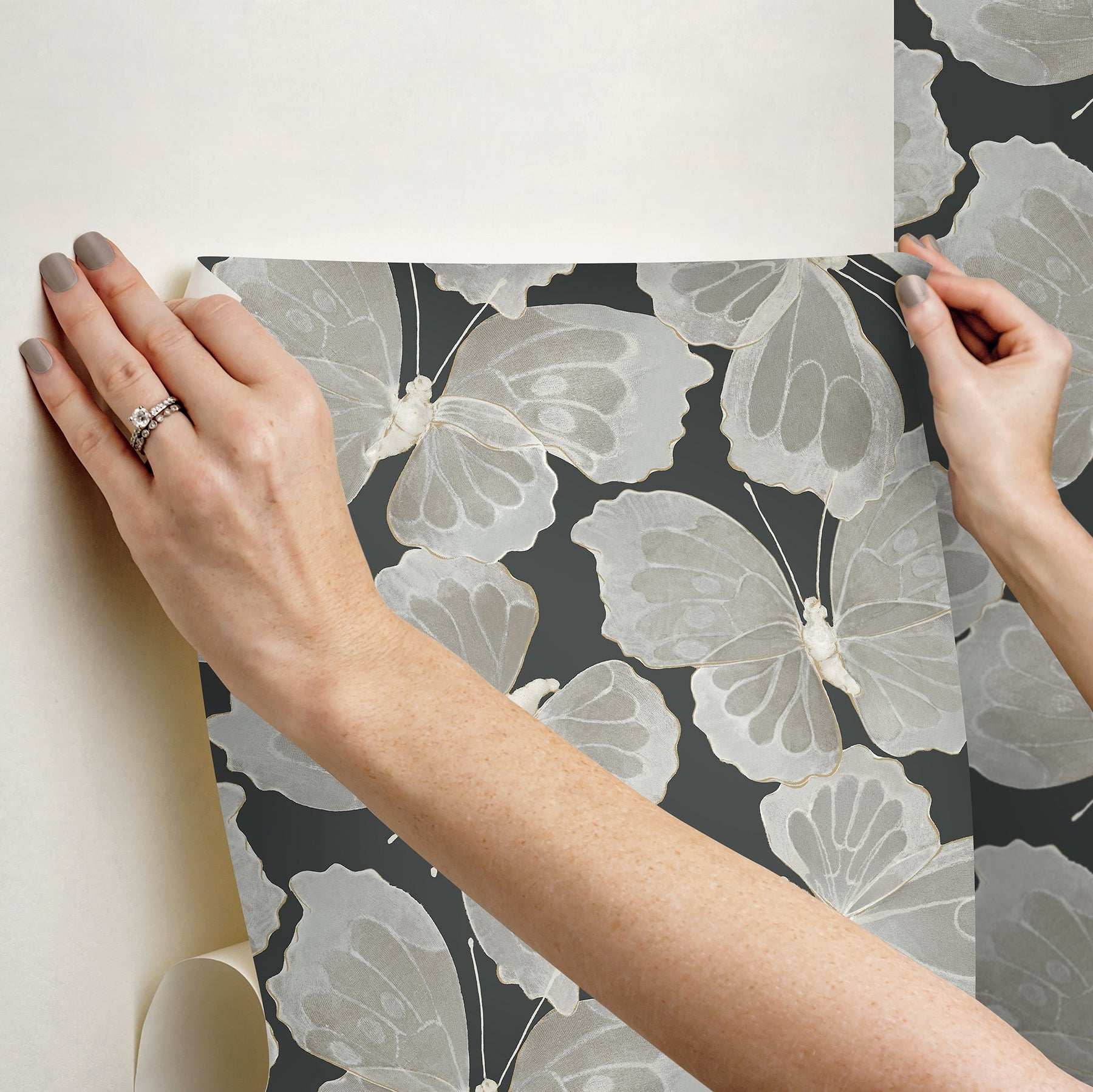 monarch-premium-peel-stick-wallpaper-black-gold-york-wallcoverings-psw1565rl