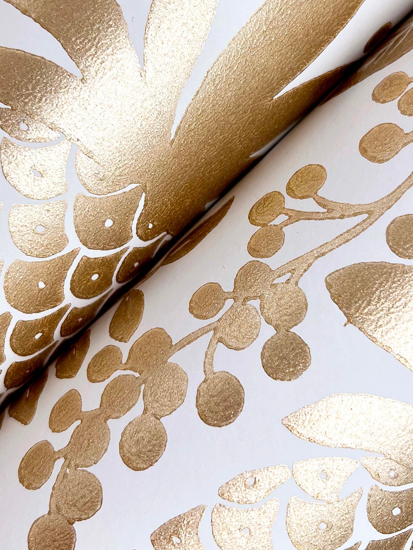 pineapple-damask-wallpaper-white-gold-york-wallcoverings-rf7482