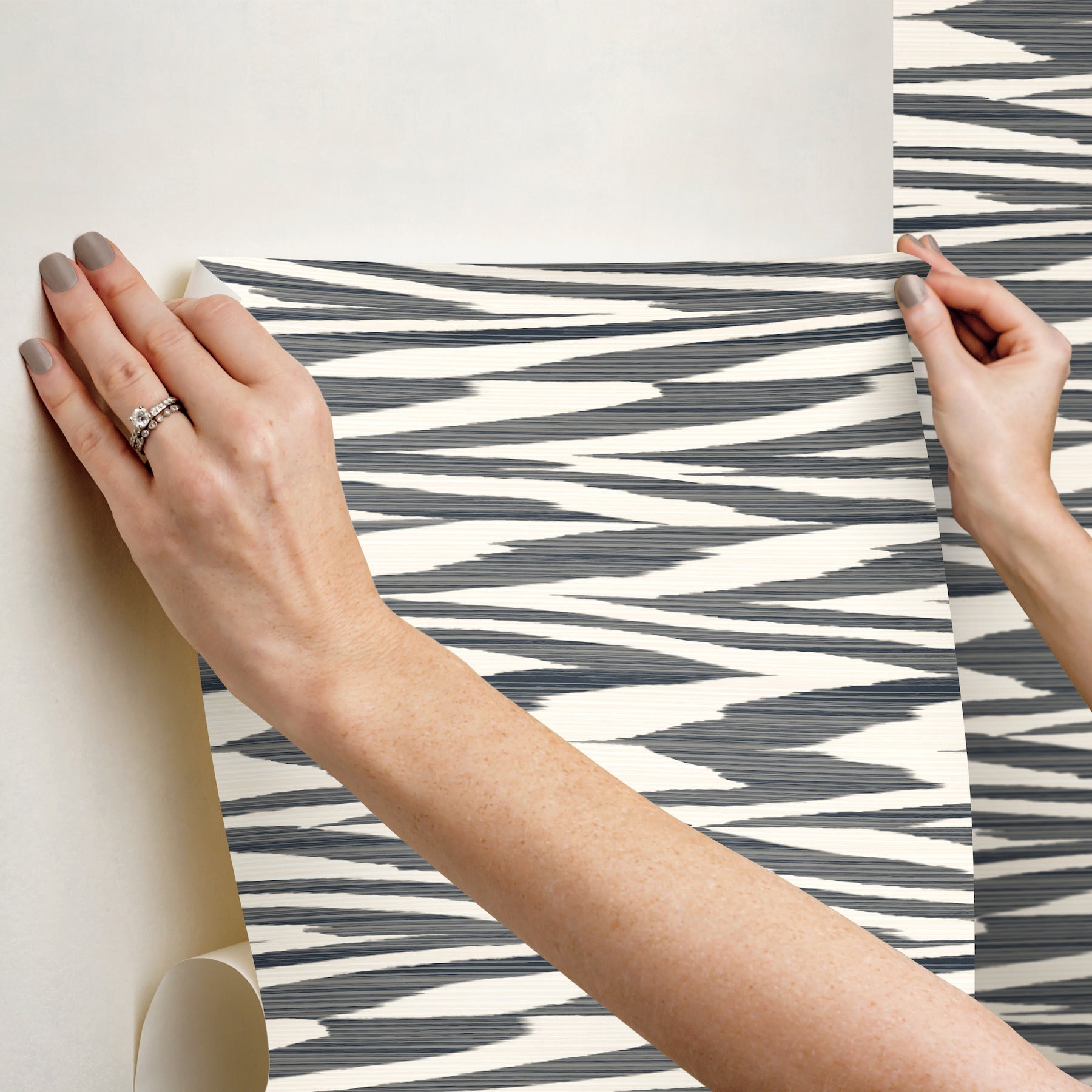 flamed-zig-zag-wallpaper-black-york-wallcoverings-psw1645rl