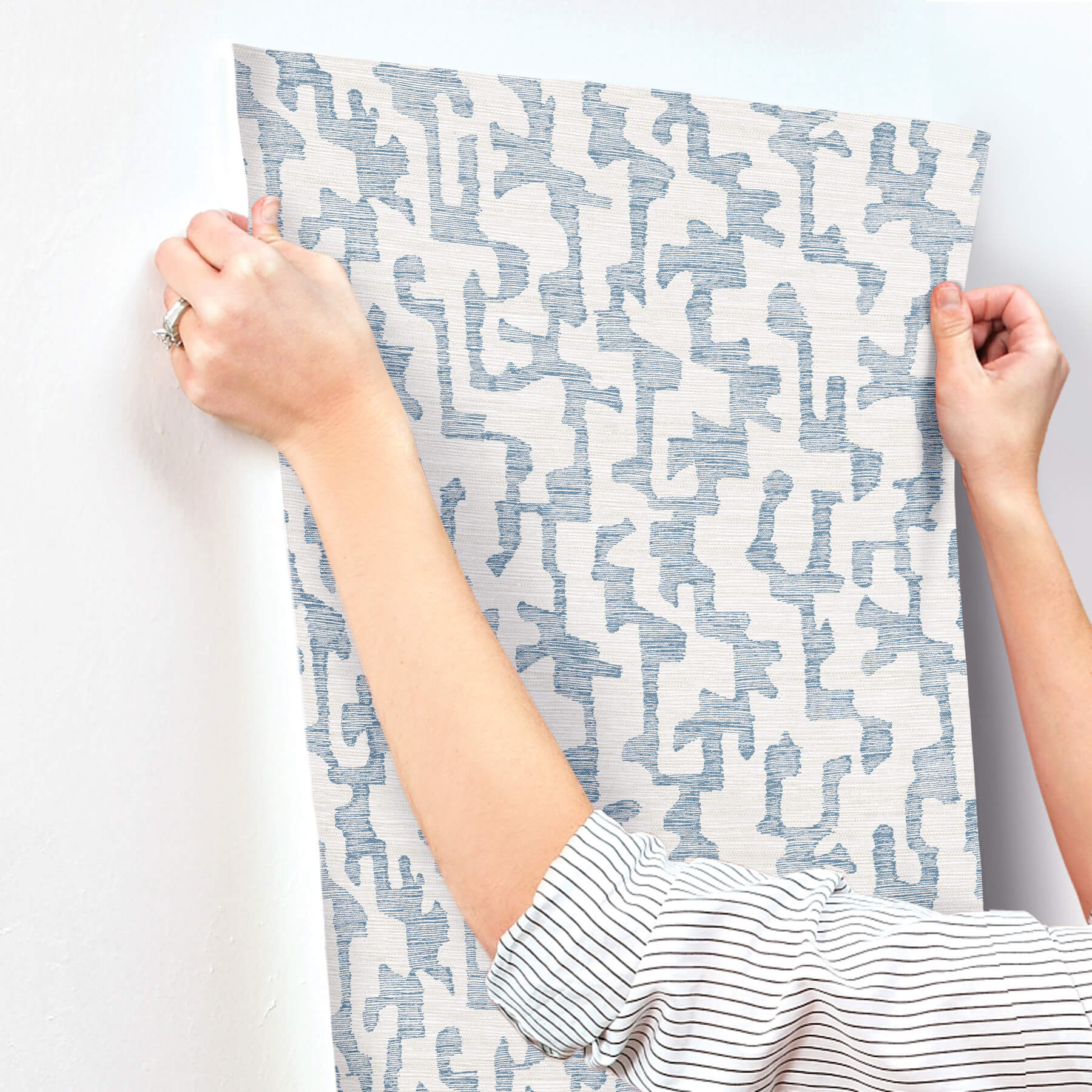 cipher-blue-geometric-faux-grasscloth-wallpaper-york-wallcoverings-4177-27701 - York Wallcoverings Papel pintado